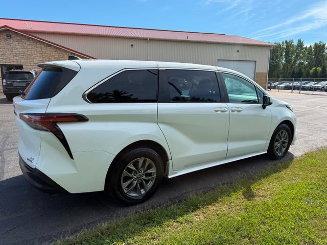 Used 2021 Toyota Sienna LE FWD image 4