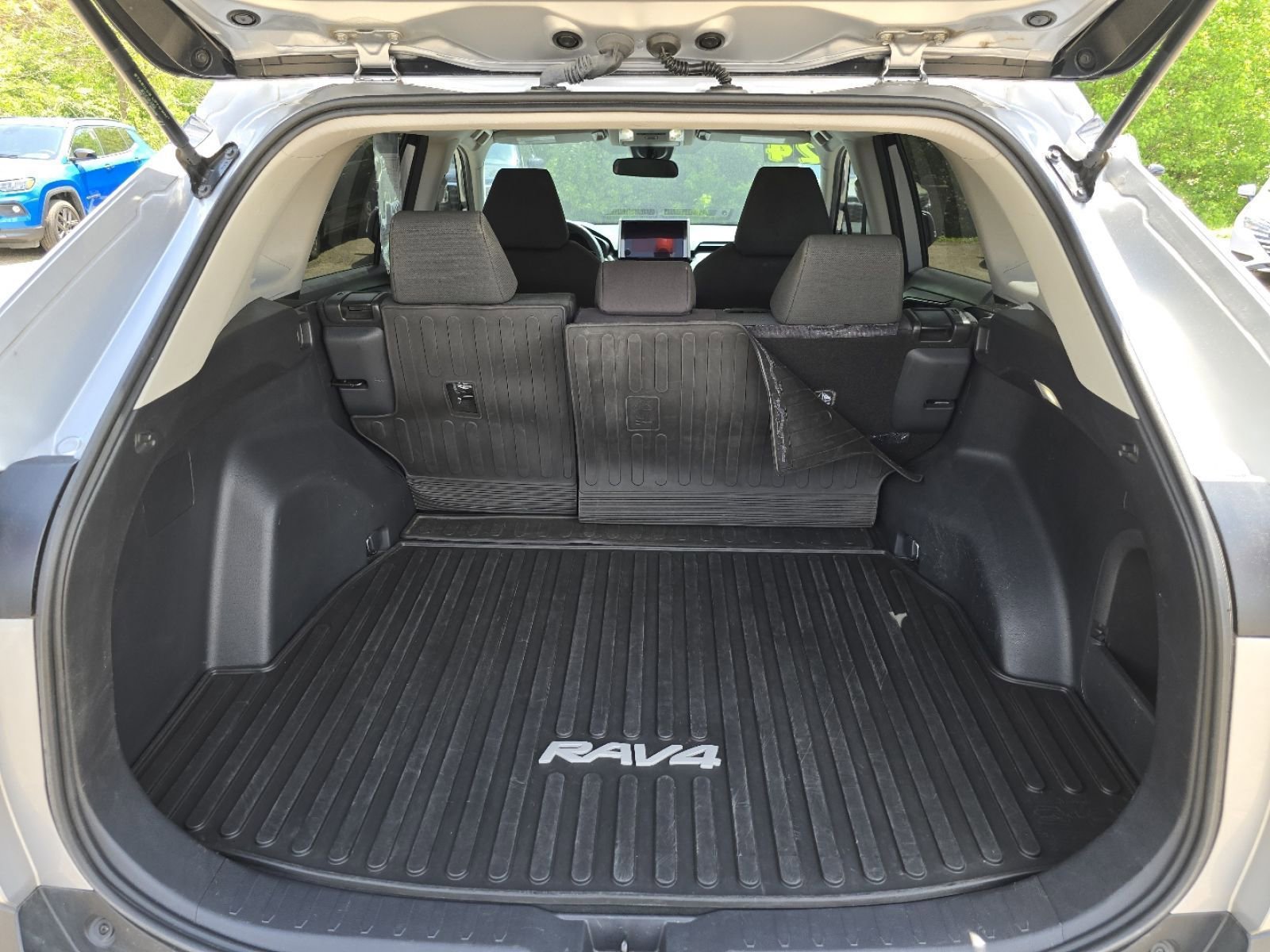 Used 2024 Toyota RAV4 XLE AWD/4WD image 19
