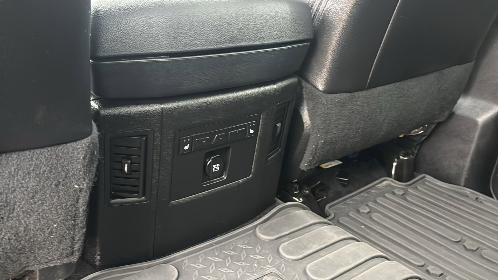 Used 2018 RAM 2500 Laramie w/ Sport Appearance Group image 28