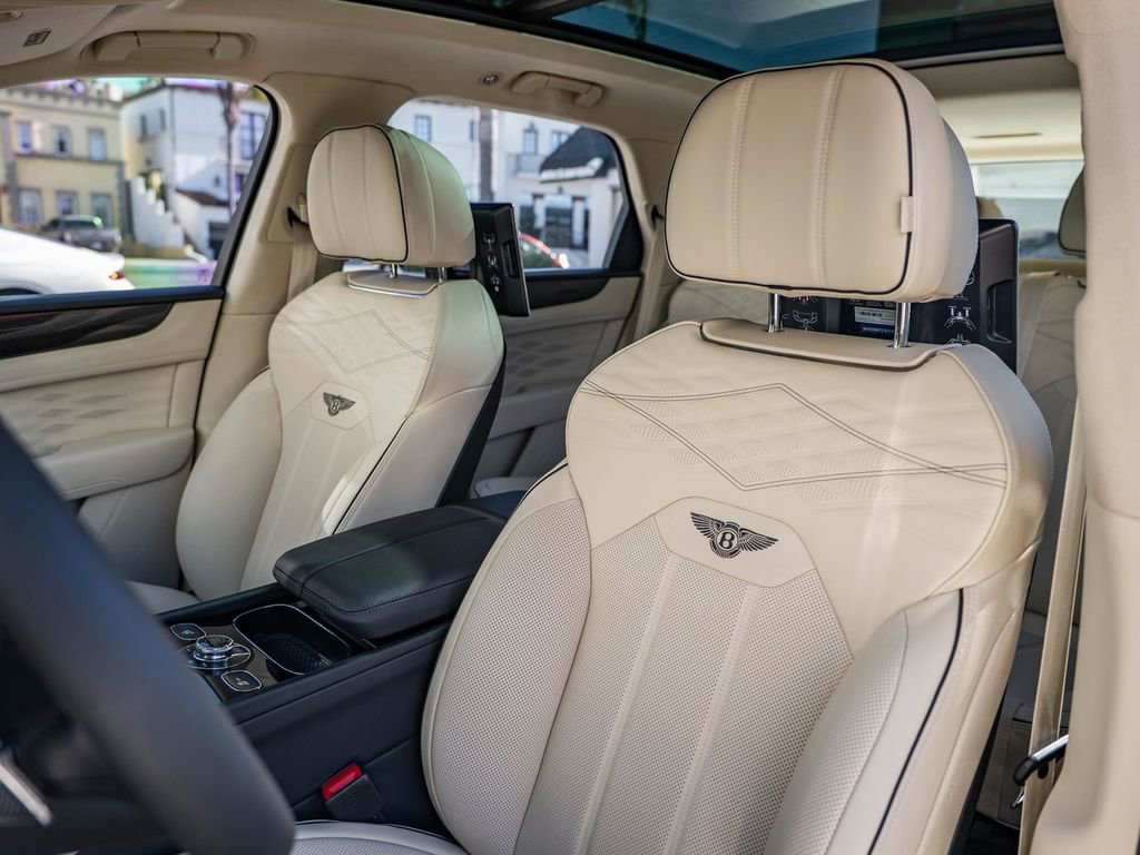 Used 2025 Bentley Bentayga AWD/4WD image 11