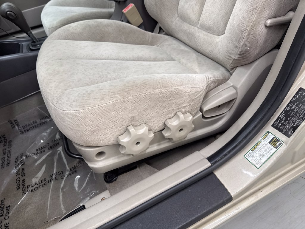 Used 2005 Hyundai Elantra Sedan FWD image 12