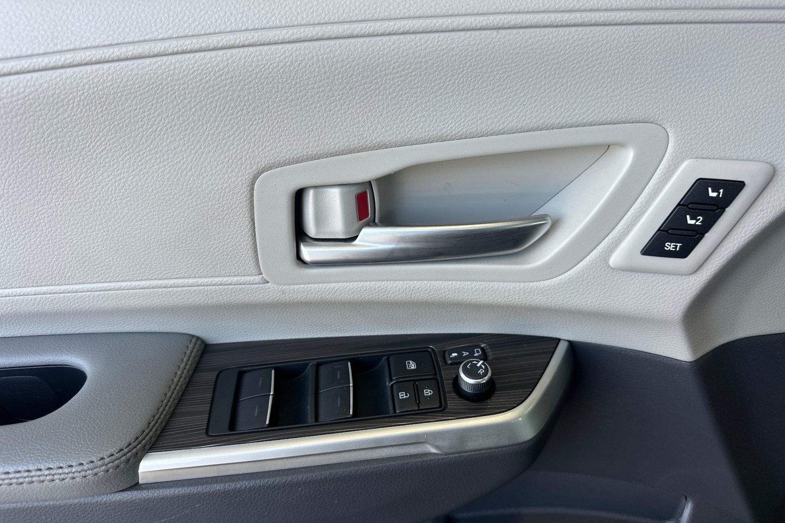 Certified 2024 Toyota Sienna Limited AWD/4WD image 10
