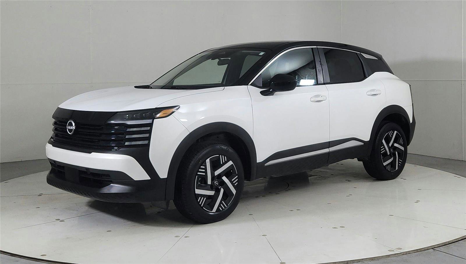 Used 2025 Nissan Kicks SV image 4