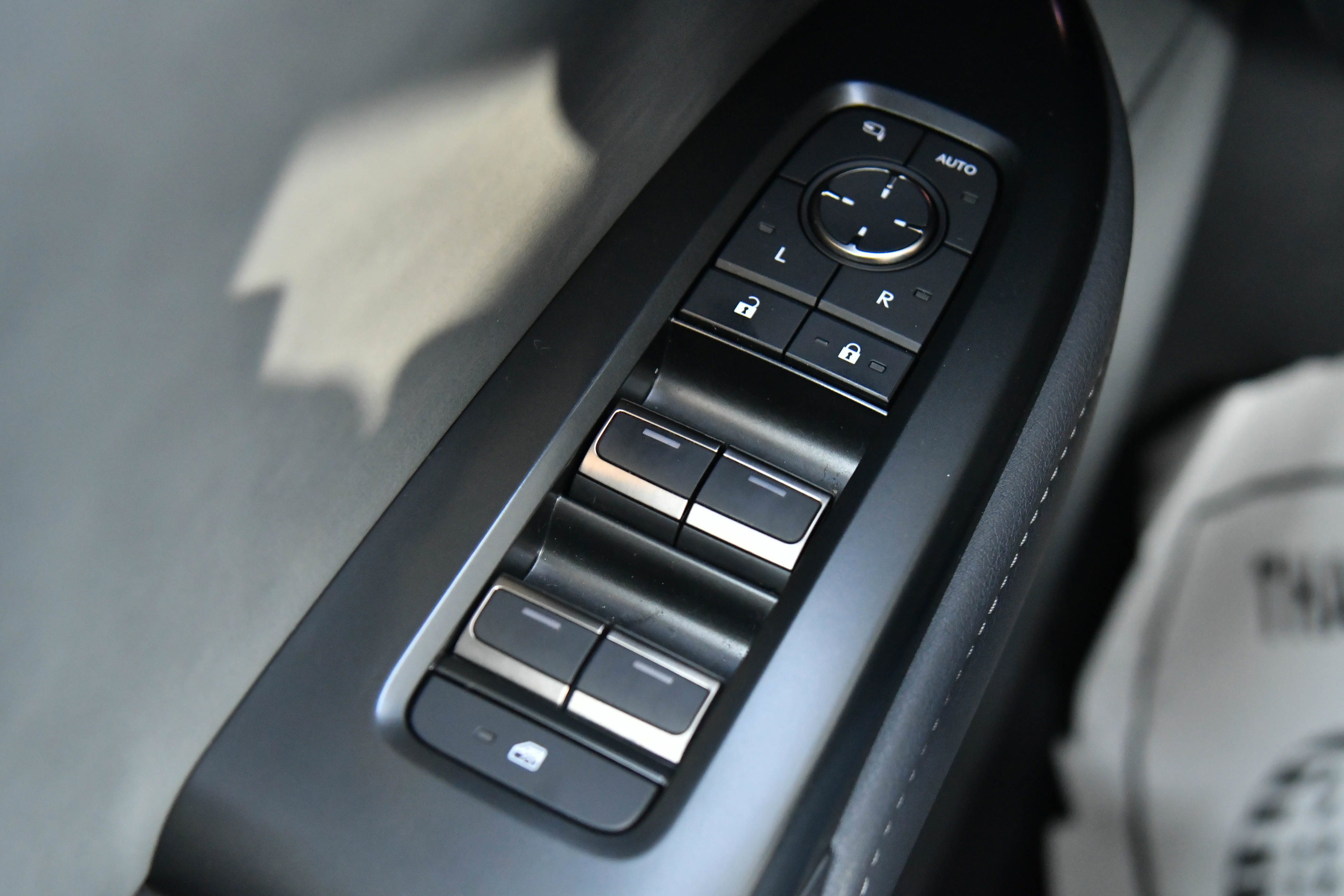 Used 2024 Lexus RZ 300e Premium image 37