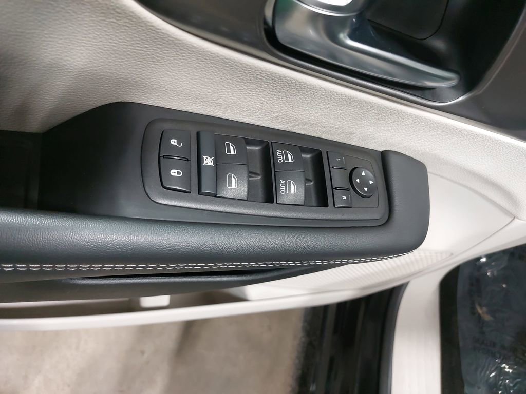 Used 2024 Chrysler Pacifica Touring-L image 27