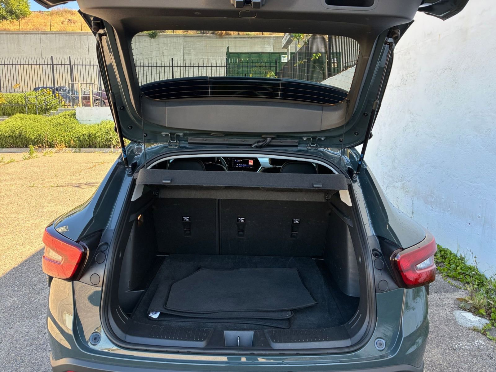 Used 2025 Chevrolet Trax LT w/ LT Convenience Package FWD image 30