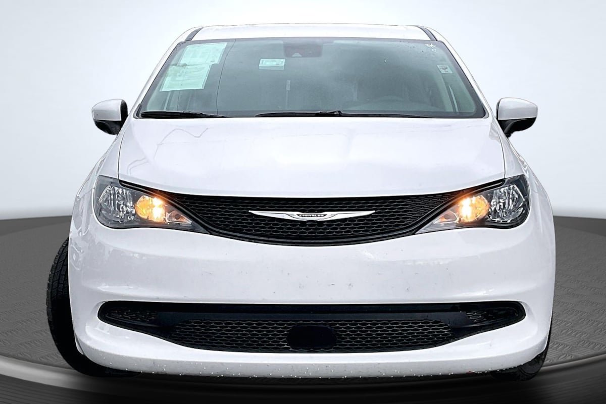 Used 2023 Chrysler Voyager LX FWD image 3