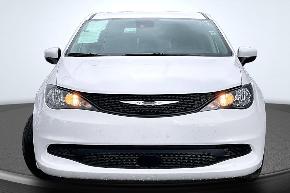 Used 2023 Chrysler Voyager LX FWD image 3