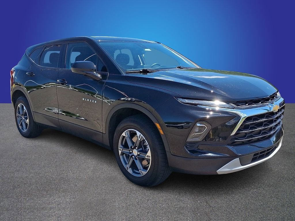 Used 2025 Chevrolet Blazer LT AWD/4WD image 3