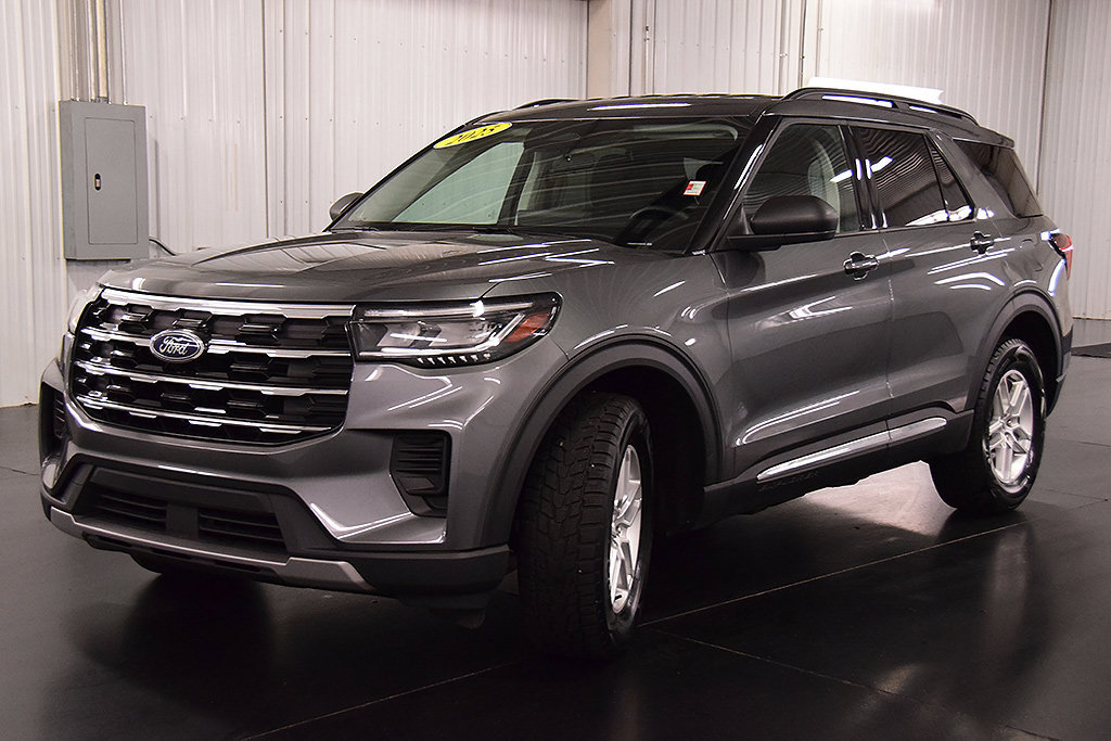 Used 2025 Ford Explorer Active AWD/4WD image 3