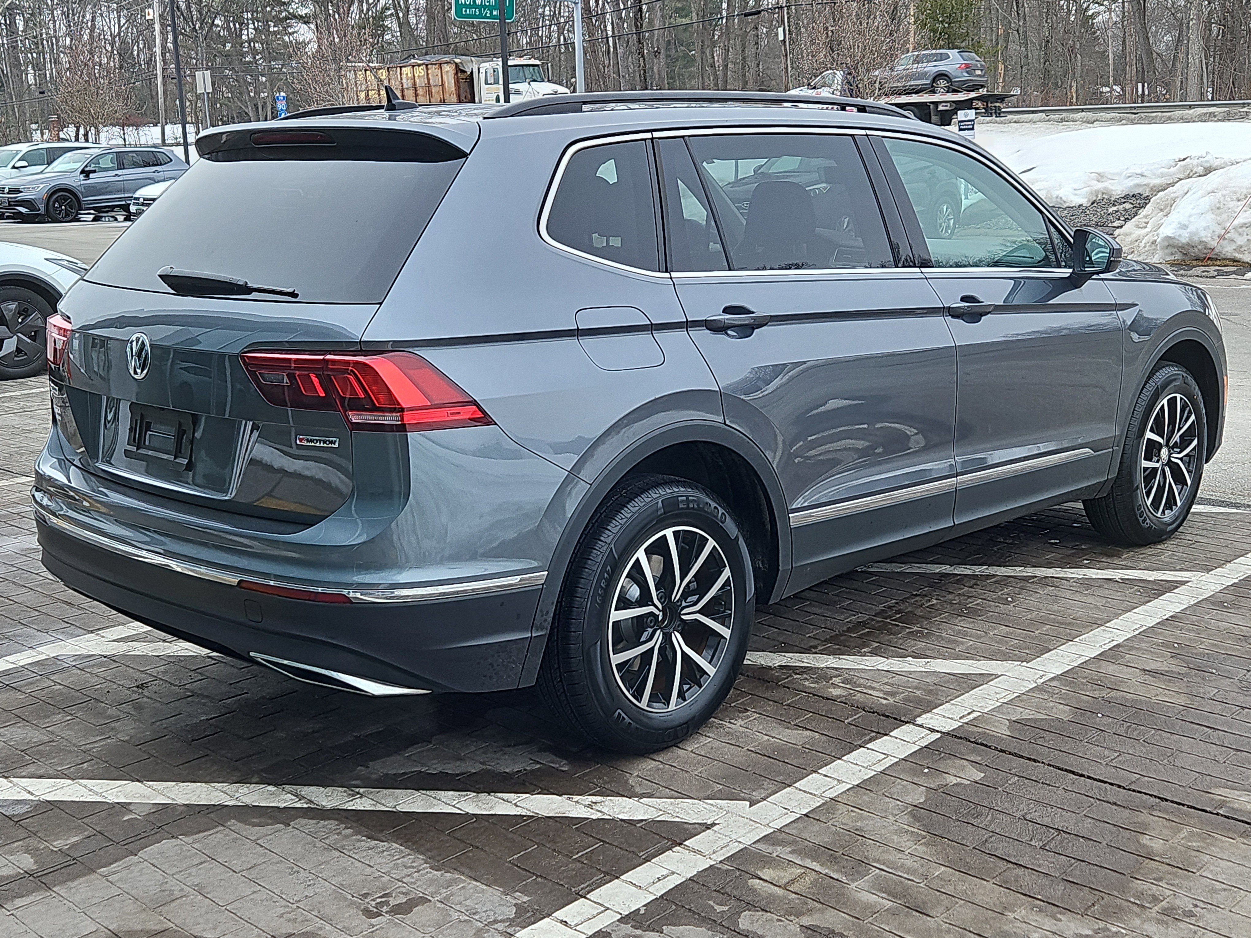 Used 2021 Volkswagen Tiguan SE w/ Panoramic Sunroof Package image 2