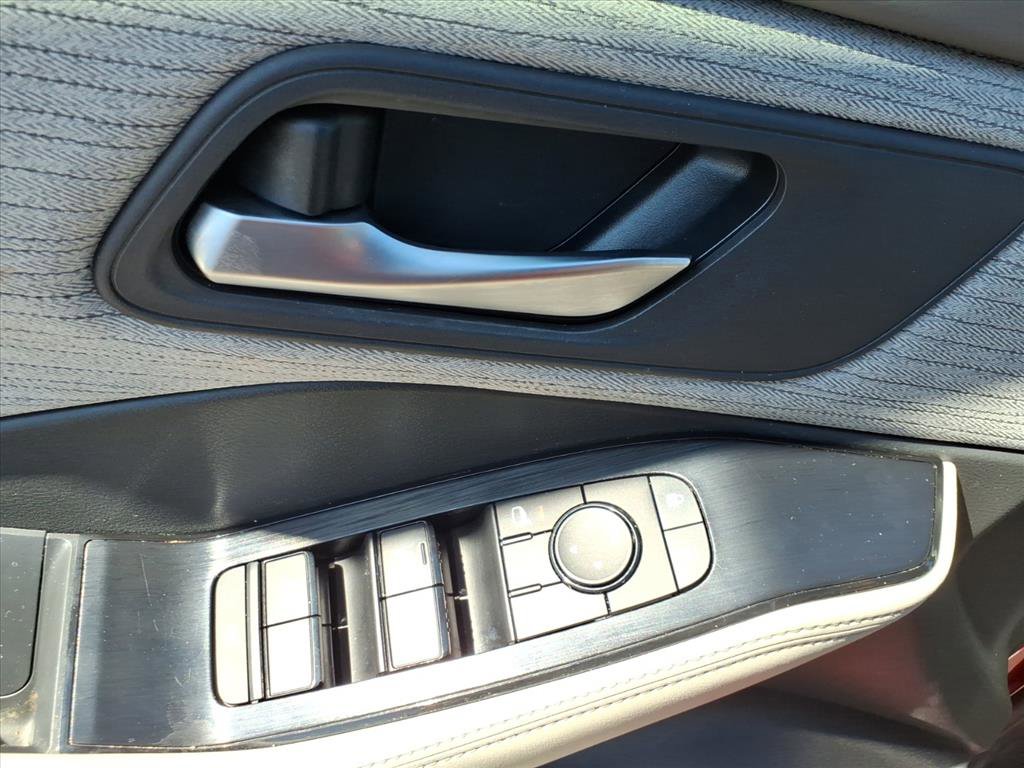 Used 2022 Nissan Rogue SV image 15