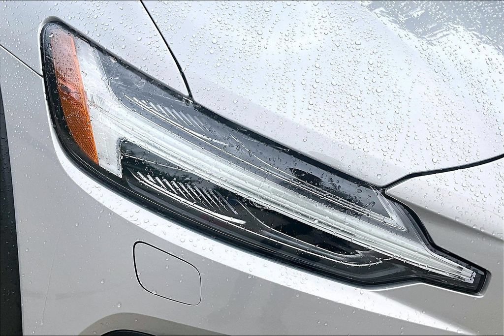 Certified 2025 Volvo V60 B5 Cross Country Plus AWD/4WD image 39