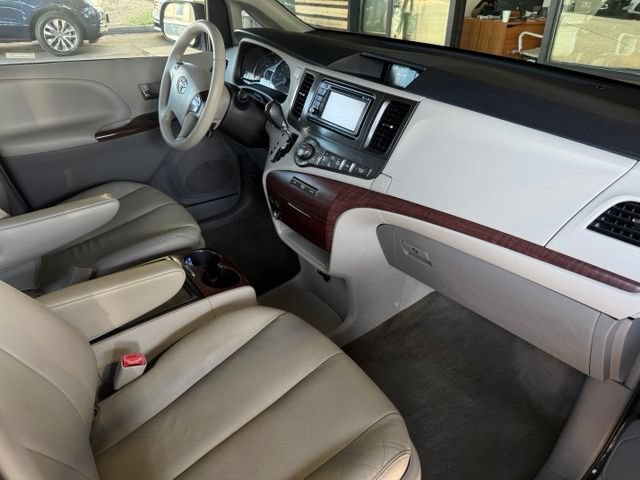 Used 2014 Toyota Sienna XLE FWD image 32