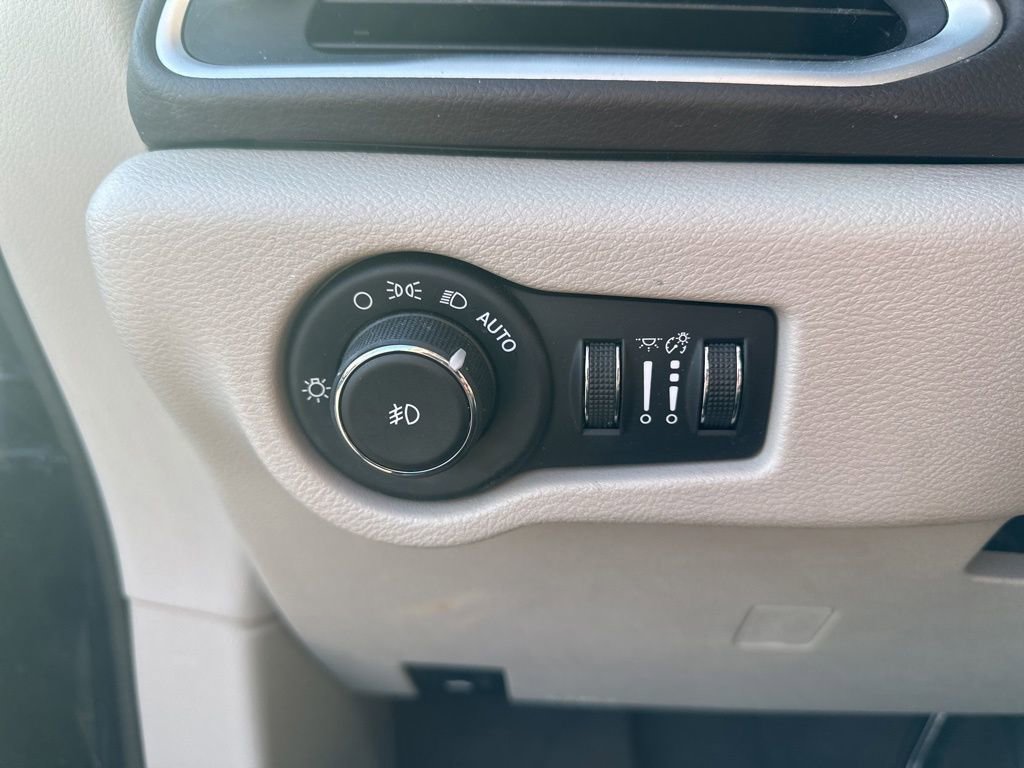 Used 2017 Chrysler Pacifica Touring-L w/ Tire & Wheel Group image 18