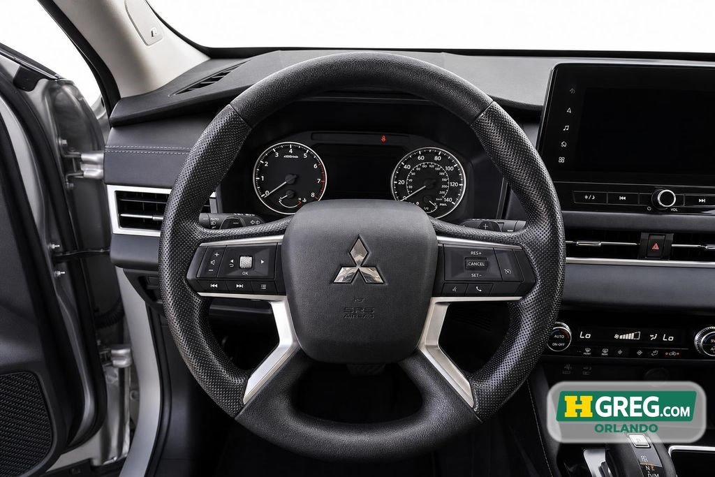 Used 2025 Mitsubishi Outlander ES FWD image 13