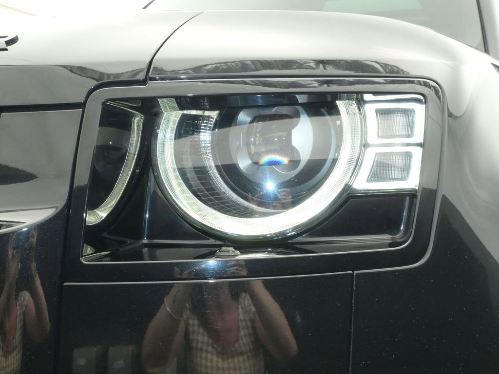 Used 2023 Land Rover Defender 110 X-Dynamic SE image 10