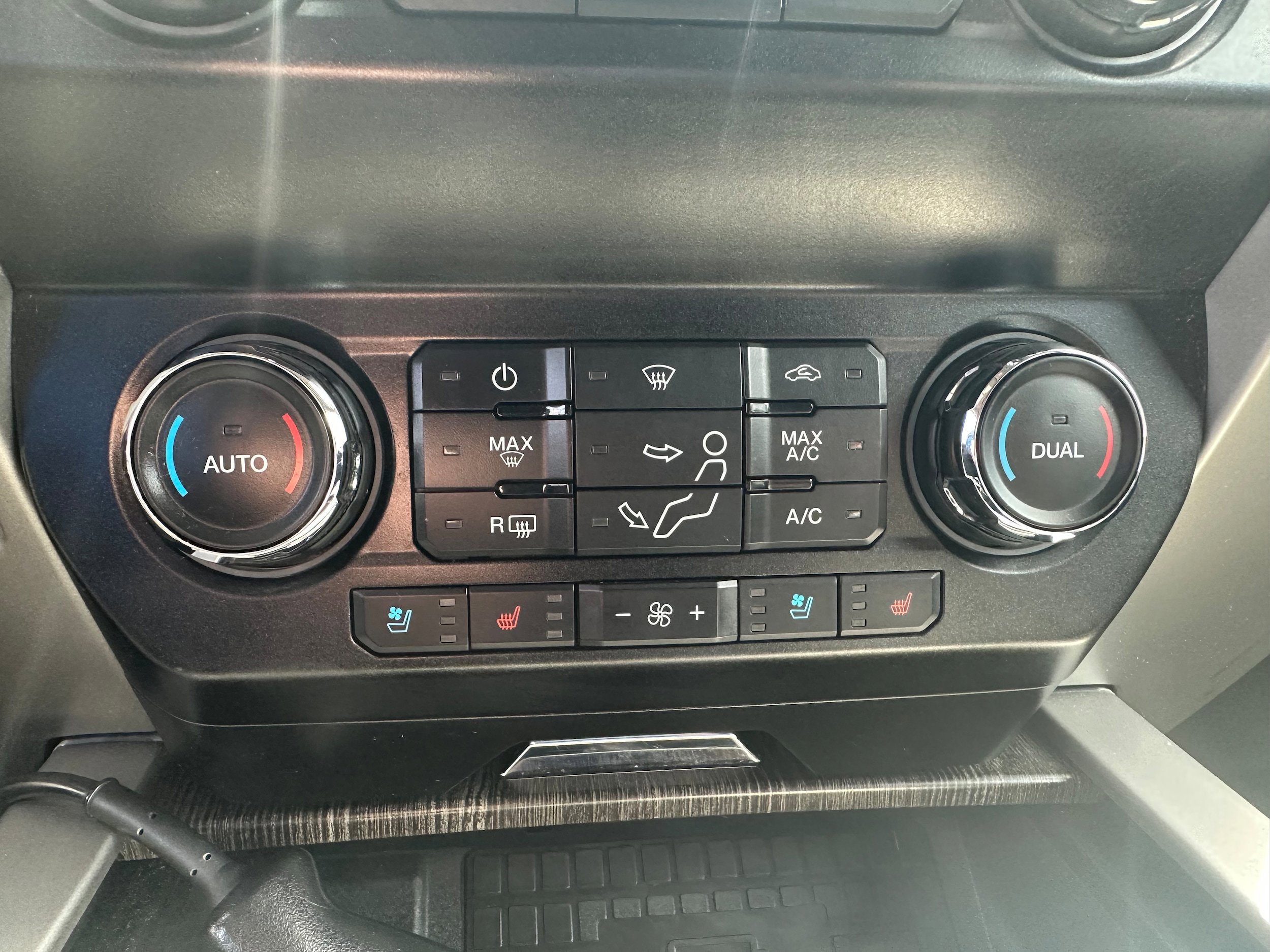 Used 2020 Ford F350 Lariat AWD/4WD image 24