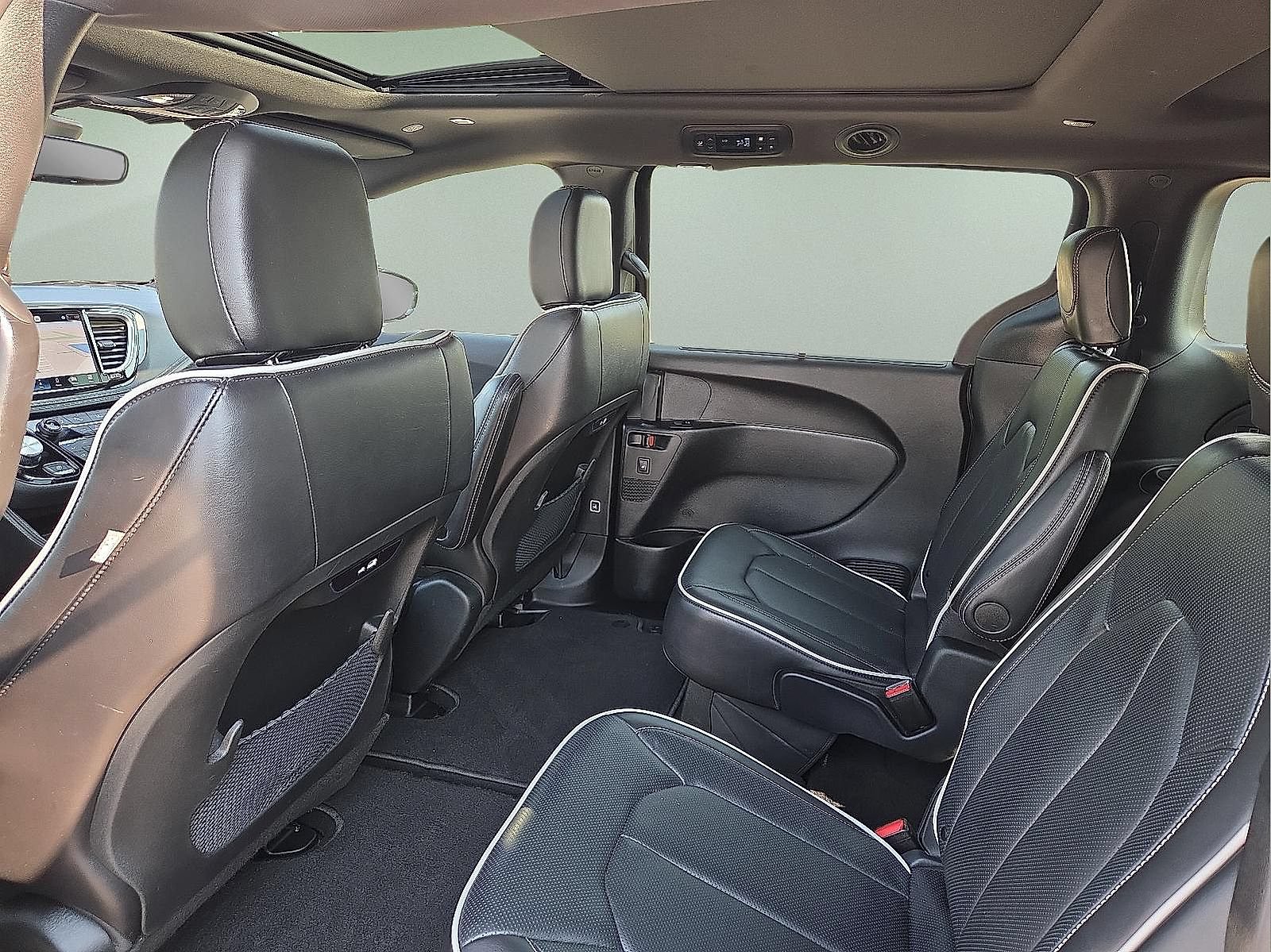 Used 2025 Chrysler Pacifica Limited FWD image 10