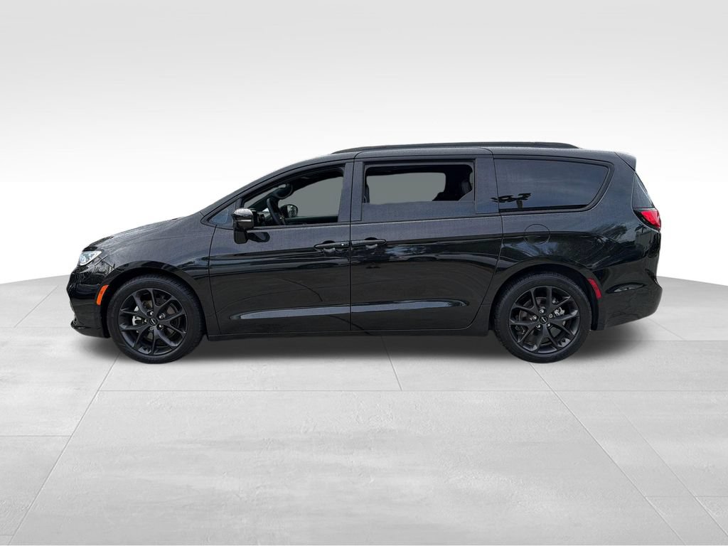 Used 2022 Chrysler Pacifica Limited w/ S Appearance Package FWD image 4