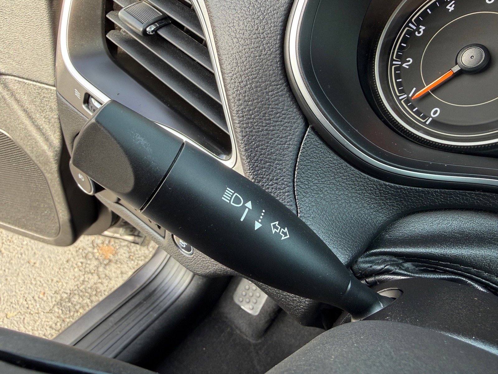 Used 2019 Jeep Cherokee Latitude Plus w/ Comfort/Convenience Group image 37