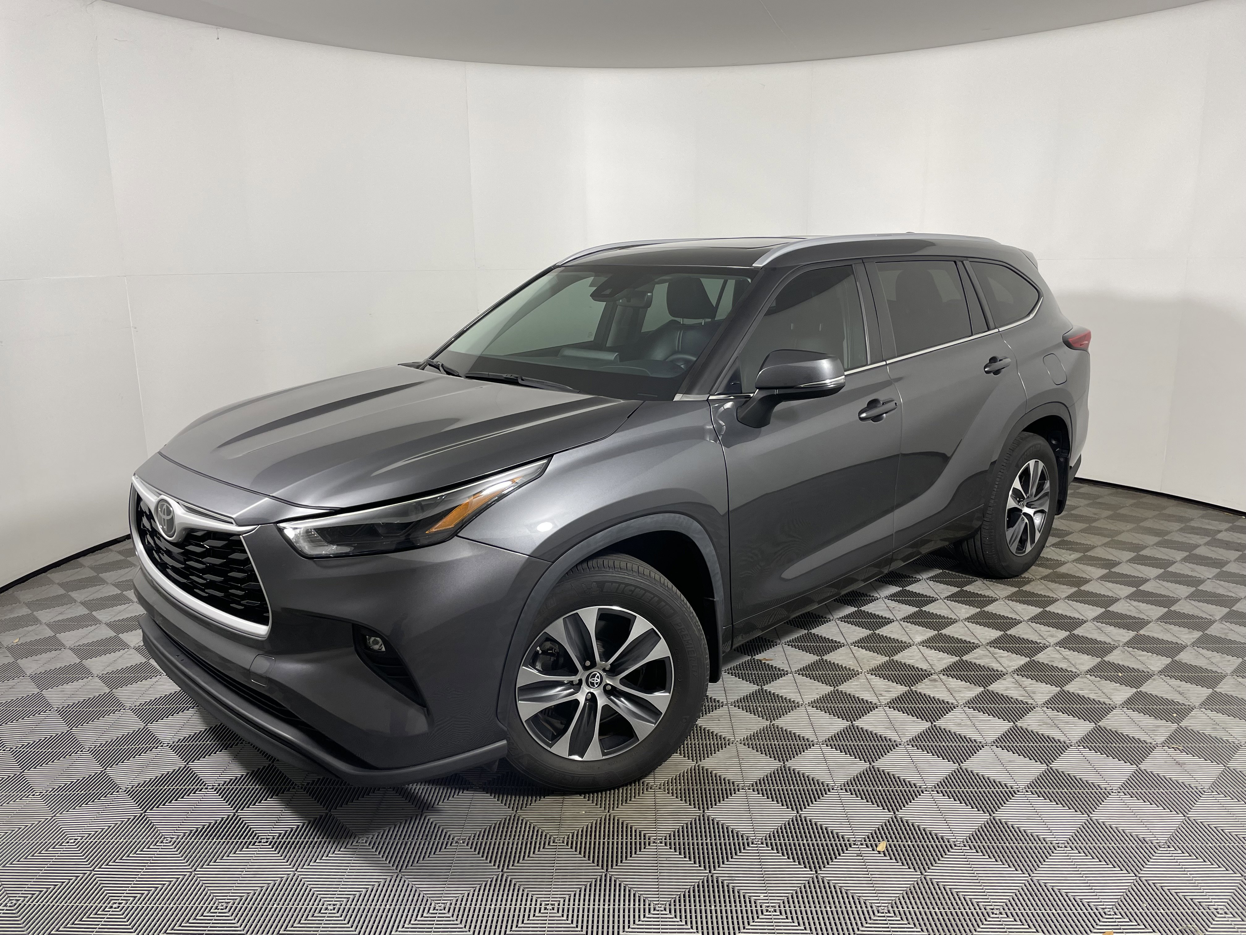 Used 2023 Toyota Highlander XLE image 1