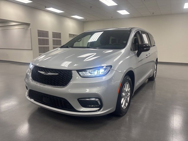 Used 2024 Chrysler Pacifica Touring-L image 3