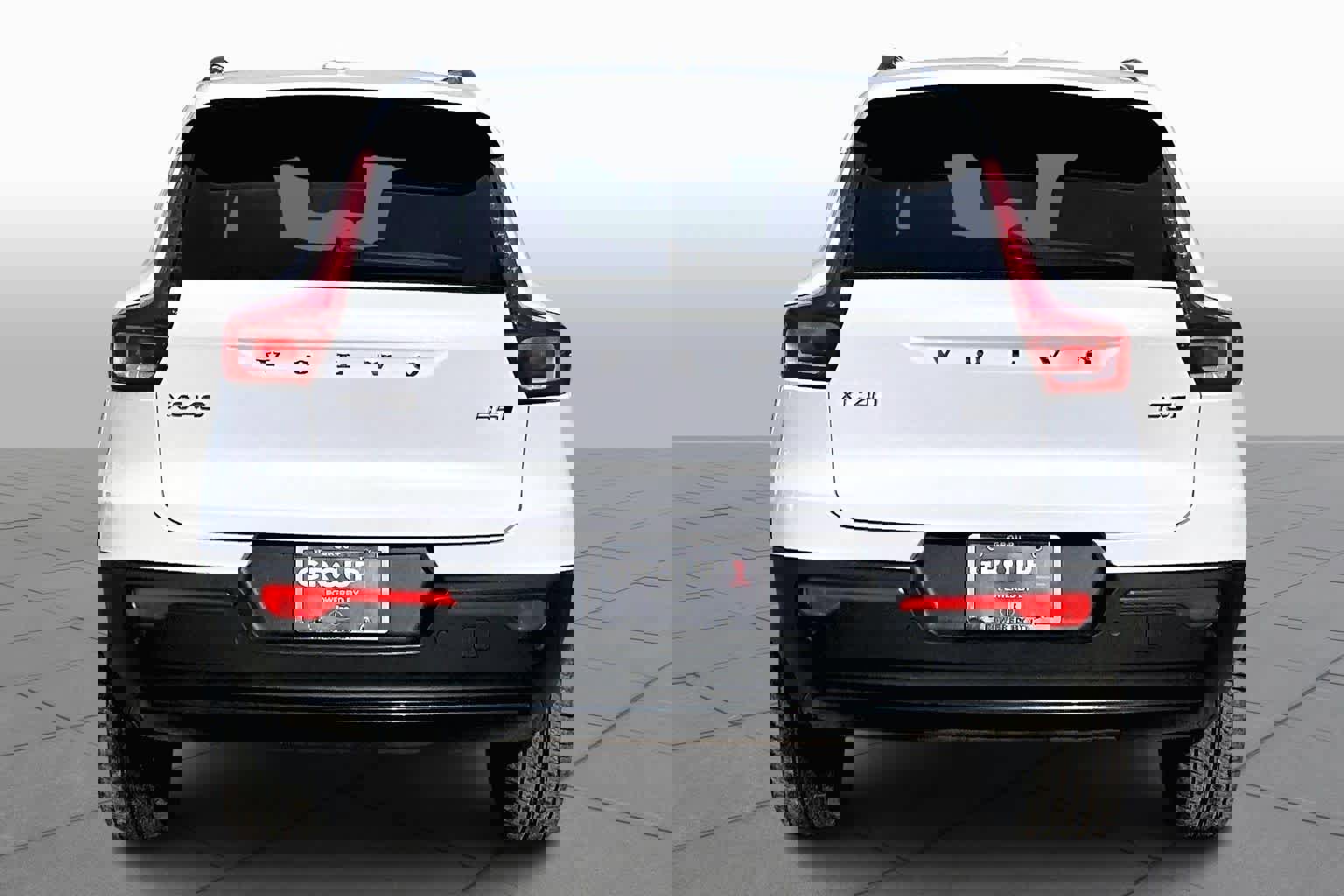 Certified 2023 Volvo XC40 B5 Plus w/ Climate Package image 5