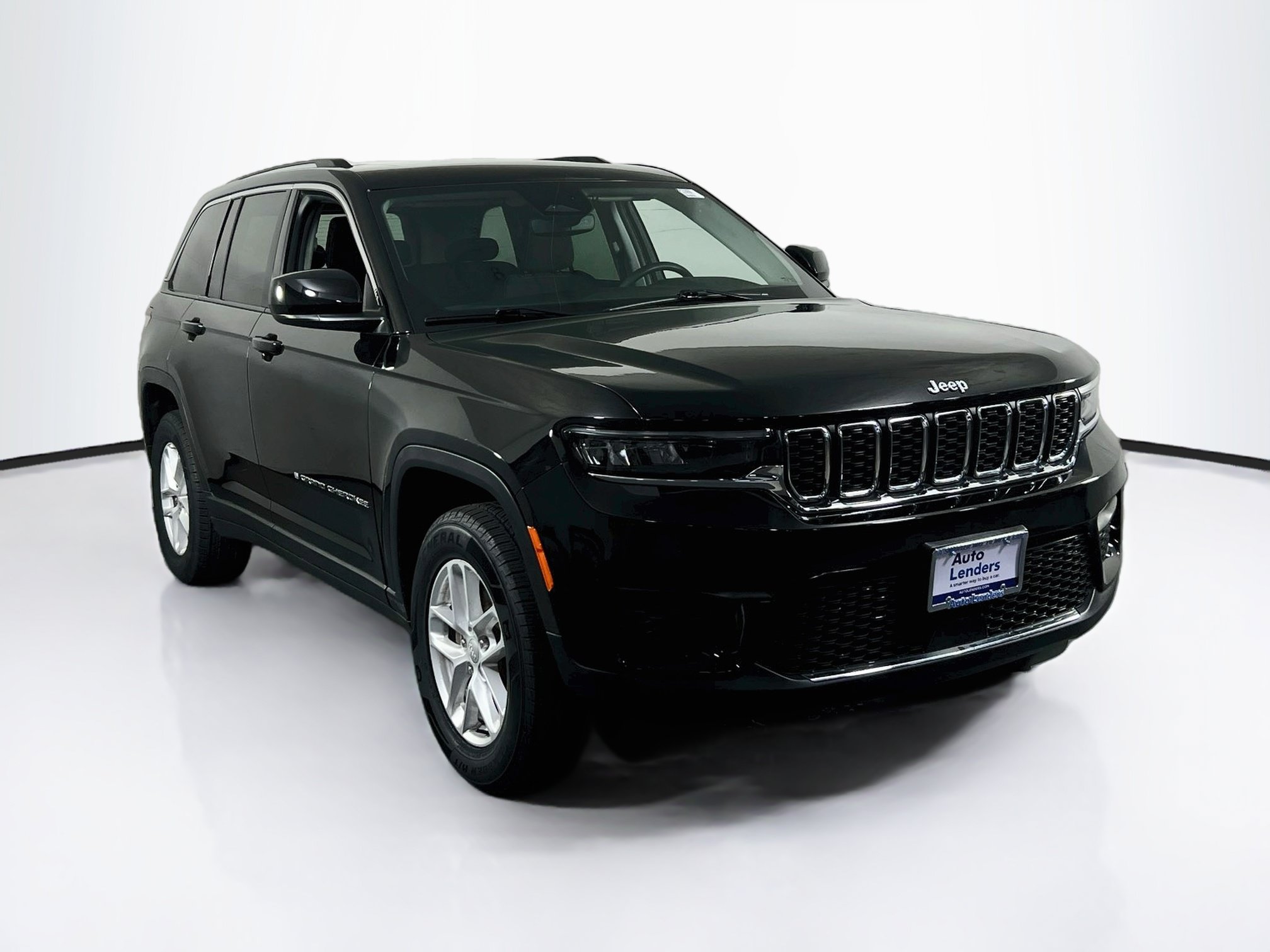Used 2023 Jeep Grand Cherokee Laredo AWD/4WD image 3
