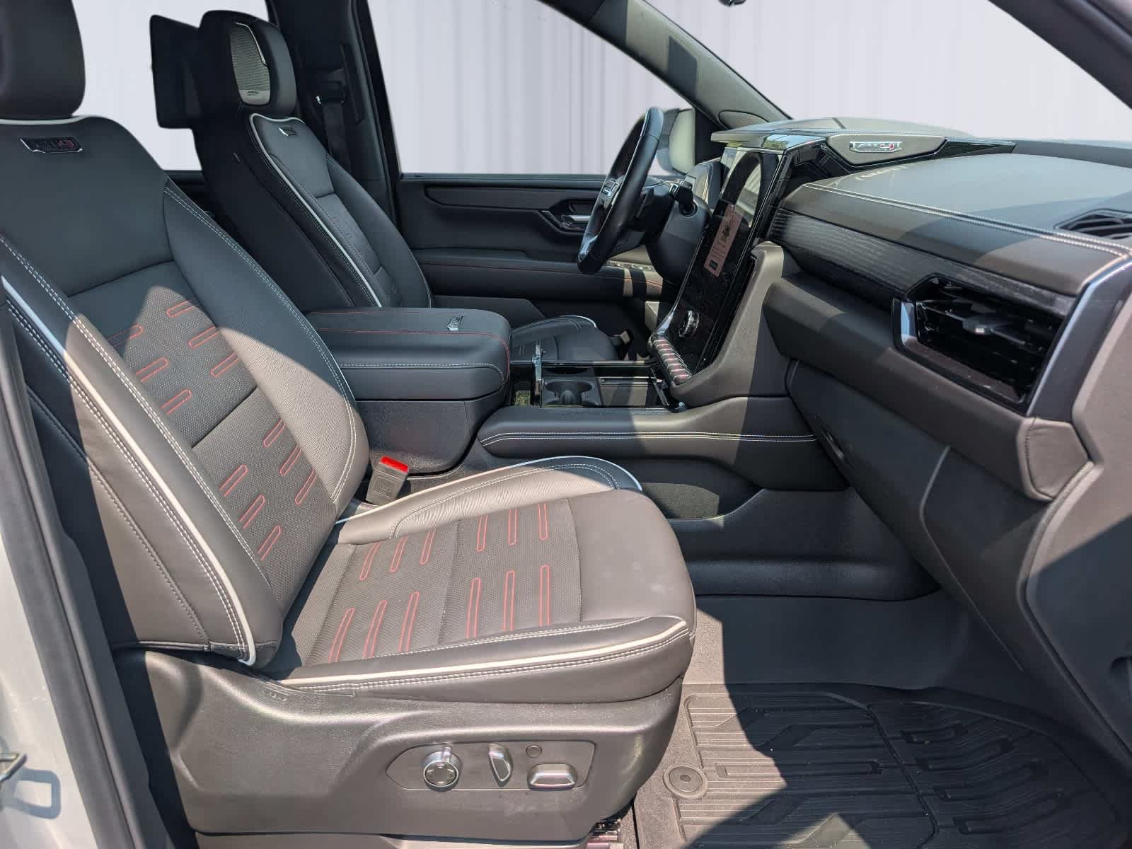 Used 2025 GMC Yukon AT4 Ultimate AWD/4WD image 11