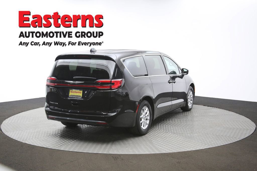 Used 2023 Chrysler Pacifica Touring-L FWD image 39