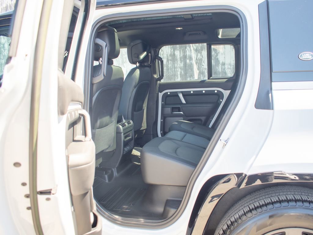 Used 2023 Land Rover Defender 110 X-Dynamic SE image 34