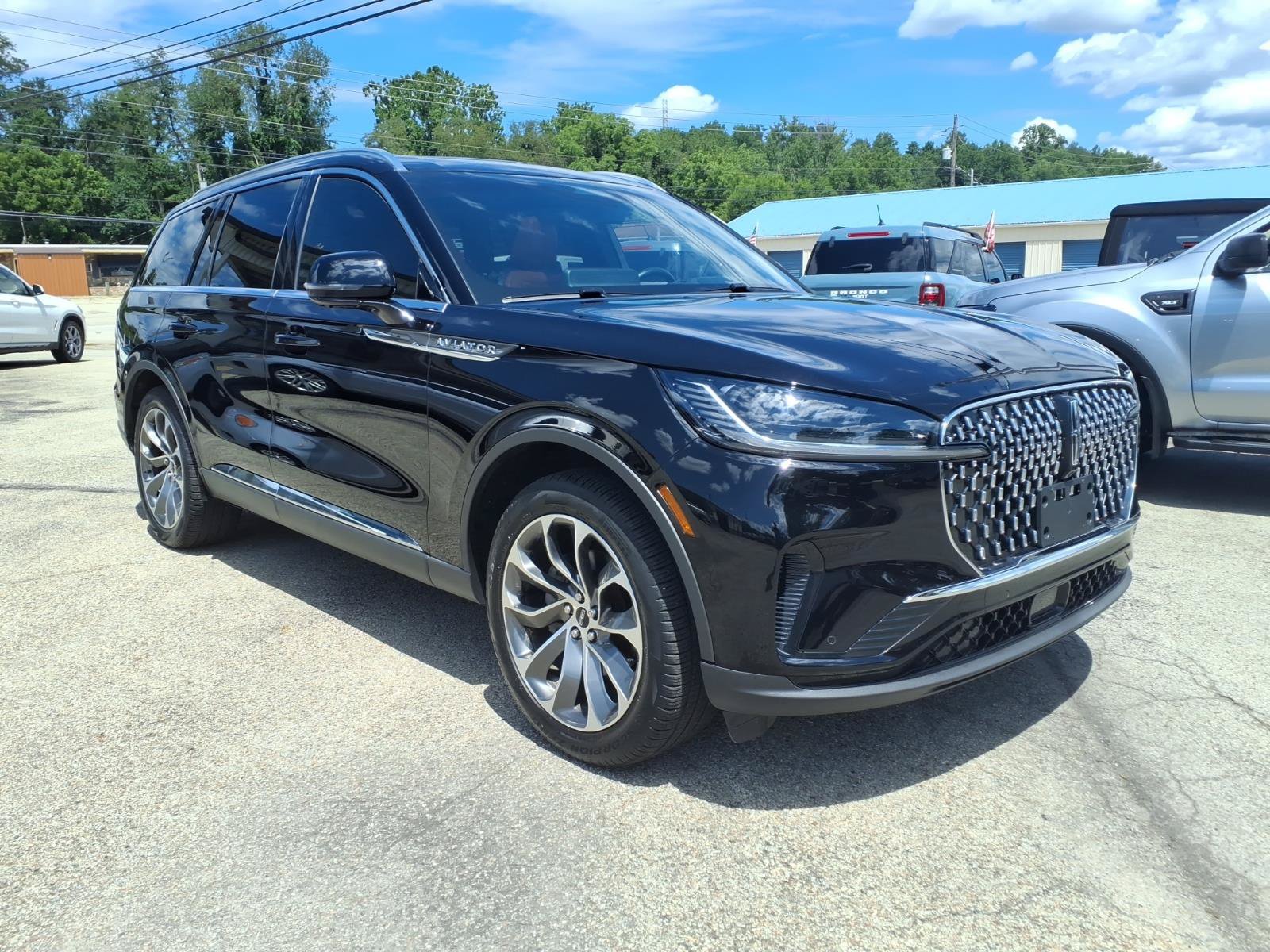 Used 2025 Lincoln Aviator Reserve AWD/4WD image 1
