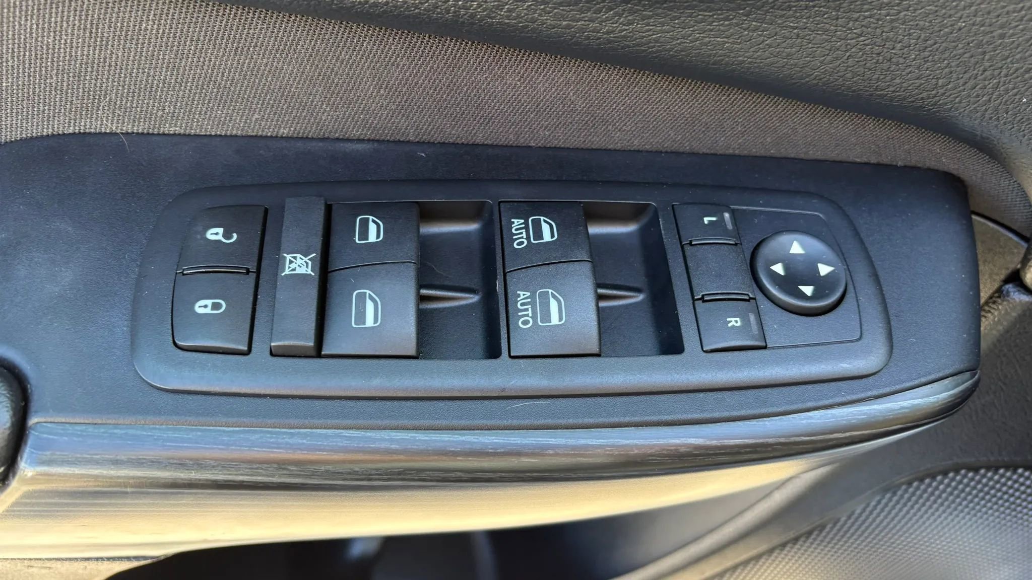 Used 2017 Jeep Cherokee Latitude w/ Cold Weather Group AWD/4WD image 16