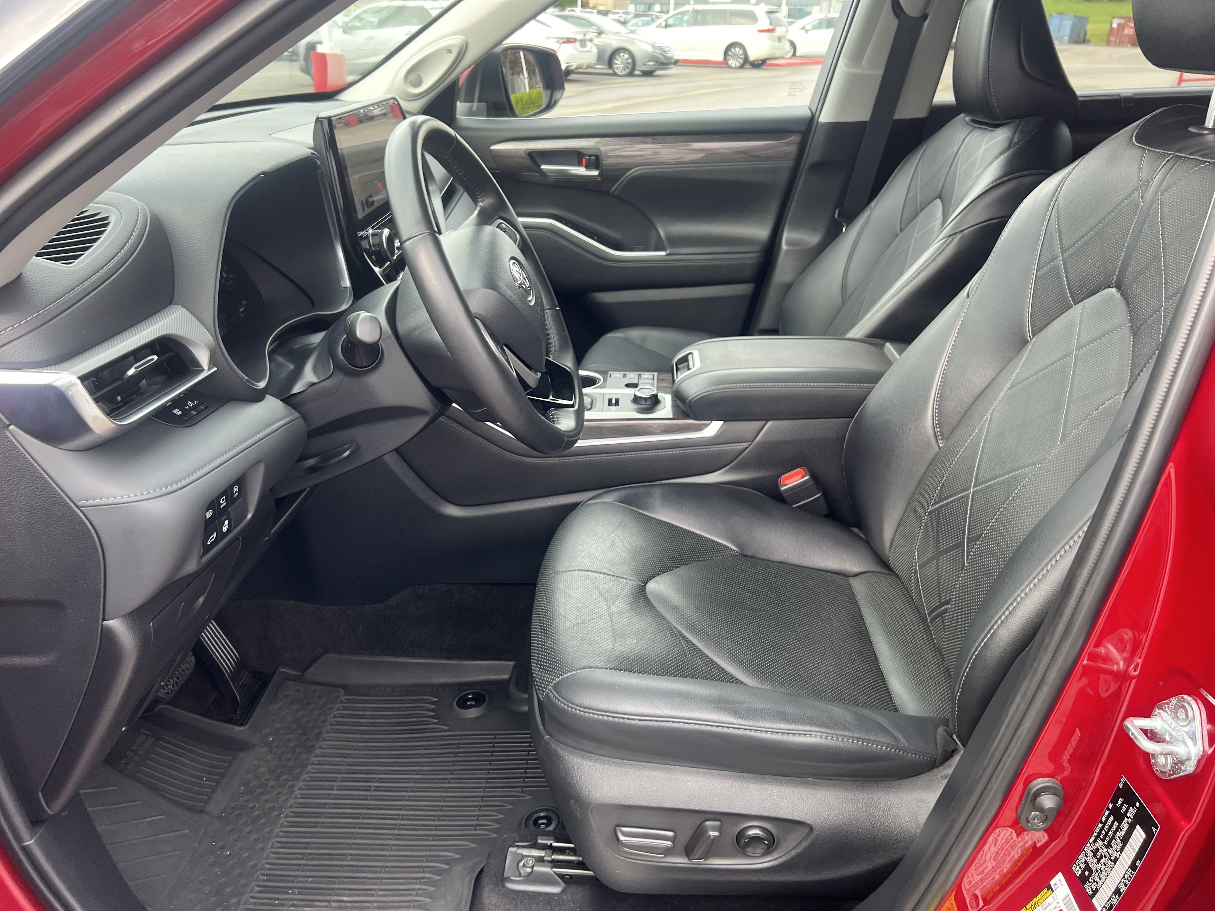 Used 2023 Toyota Highlander Platinum image 11