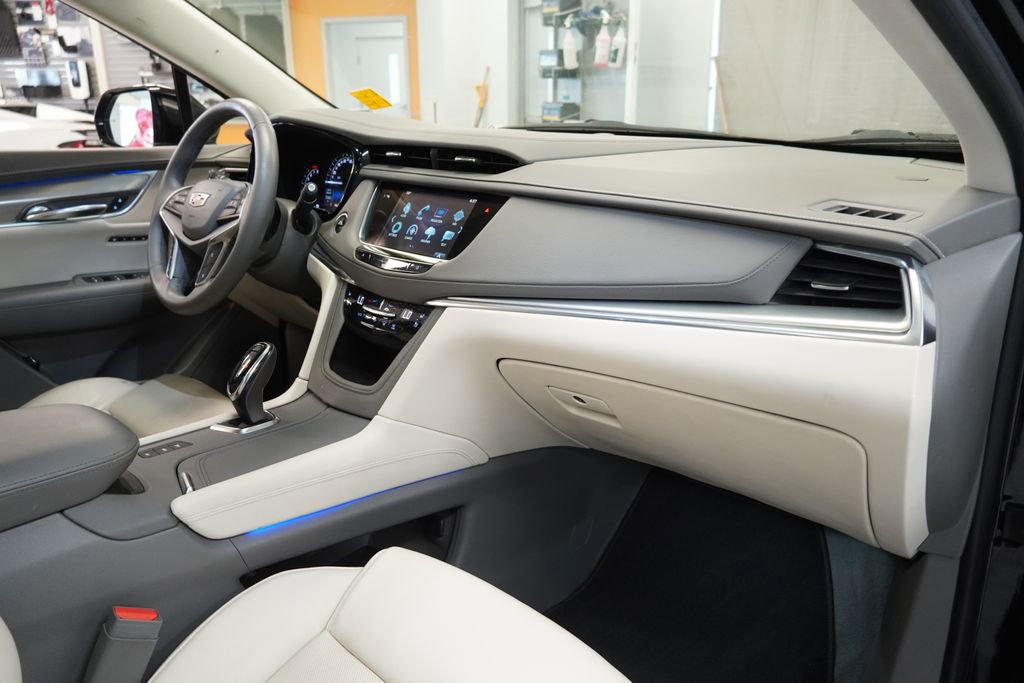 Used 2017 Cadillac XT5 Premium Luxury w/ Advanced Security Package AWD/4WD image 36