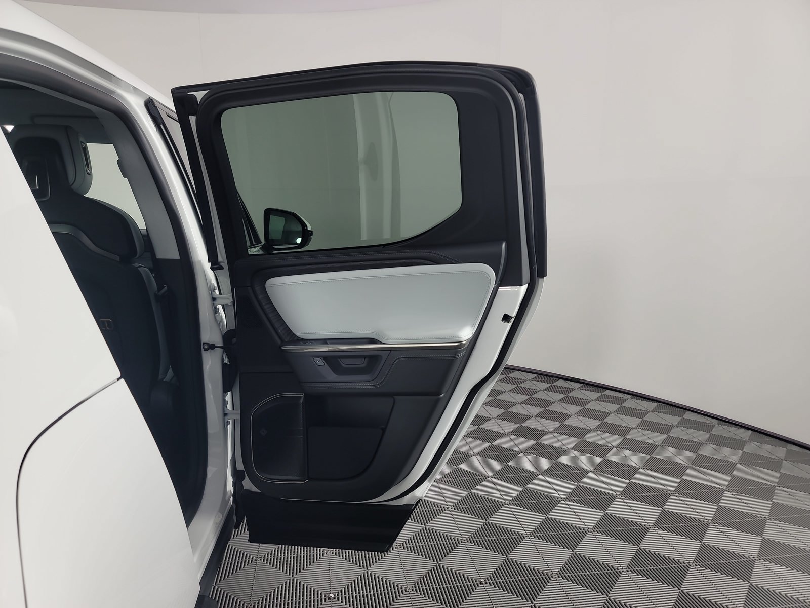 Used 2025 Rivian R1T Adventure Dual AWD/4WD image 19