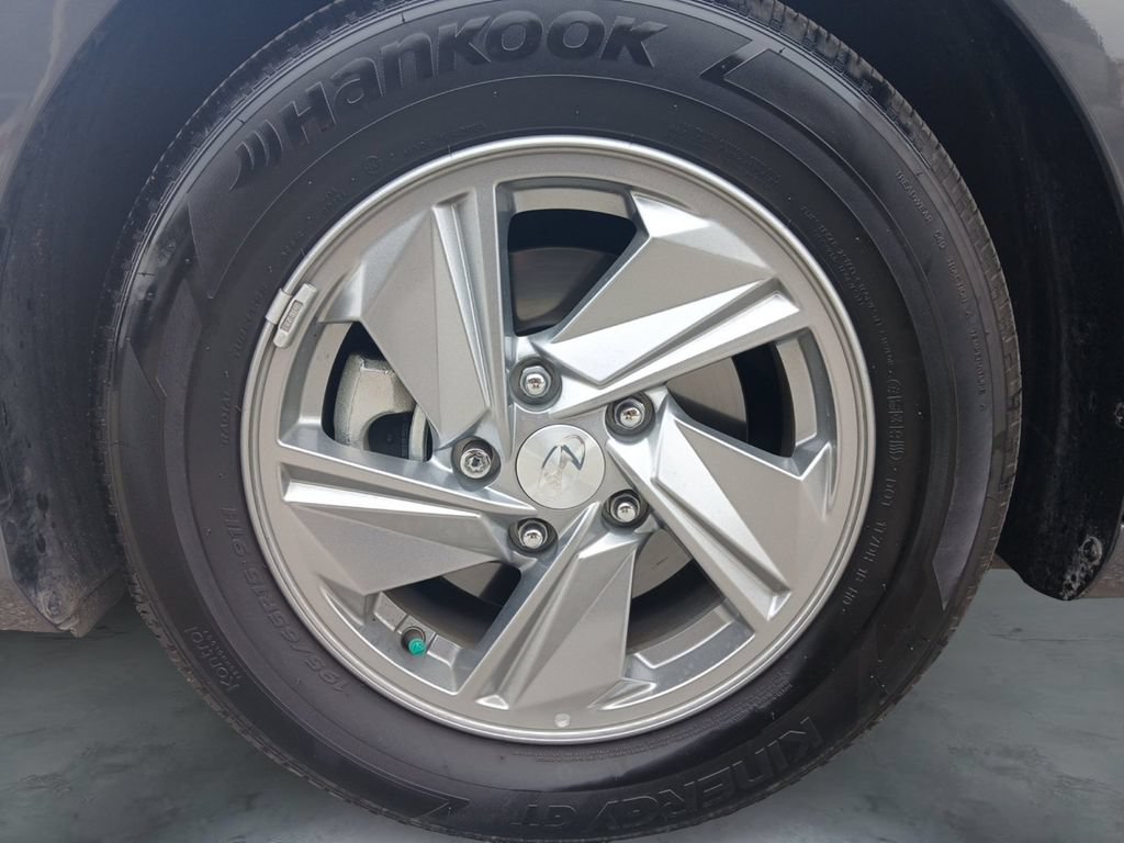 Used 2025 Hyundai Elantra SE FWD image 14
