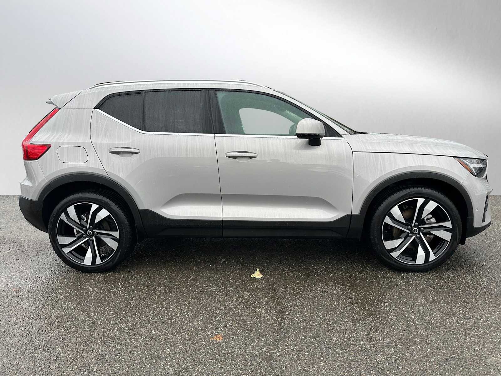 Used 2025 Volvo XC40 B5 Plus w/ Climate Package image 2
