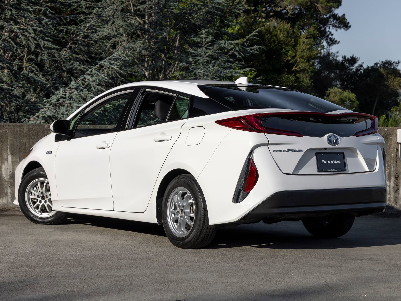 Used 2021 Toyota Prius Prime LE FWD image 3