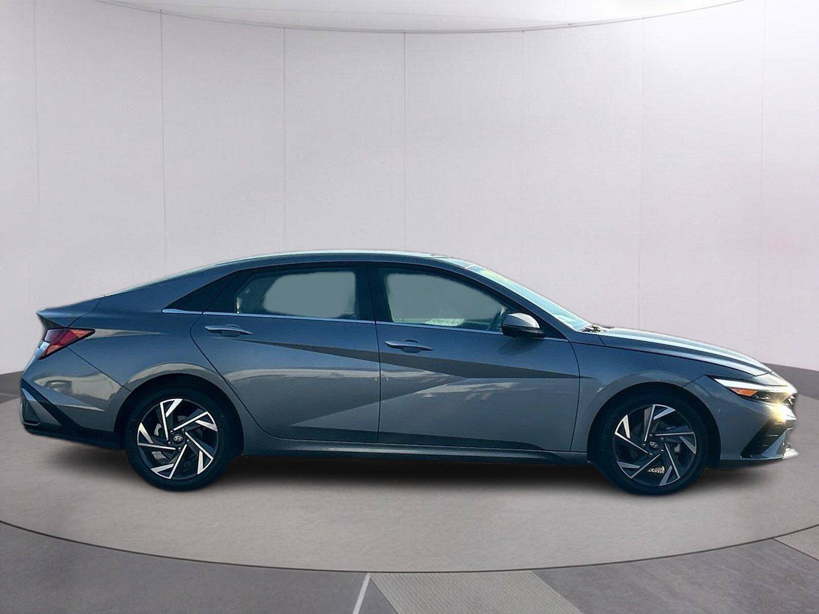 Used 2024 Hyundai Elantra Limited FWD image 8