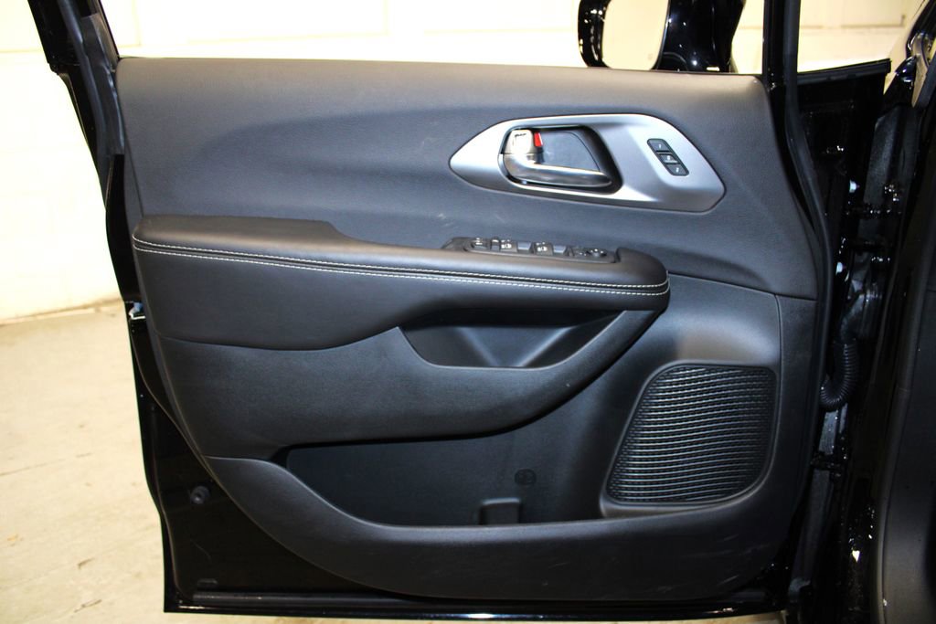 New 2026 Chrysler Pacifica Select image 21