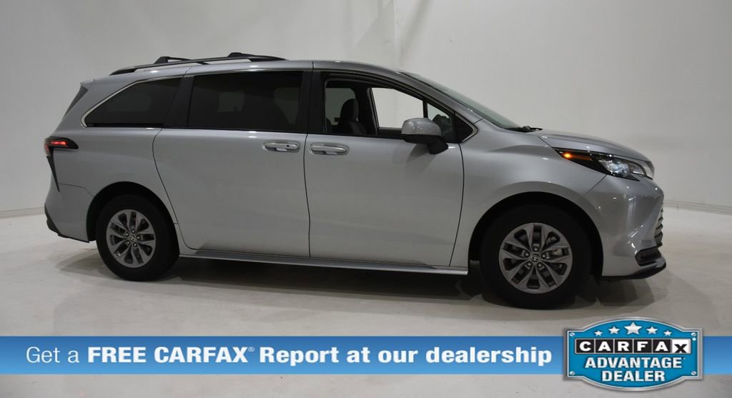 Used 2024 Toyota Sienna LE FWD image 4
