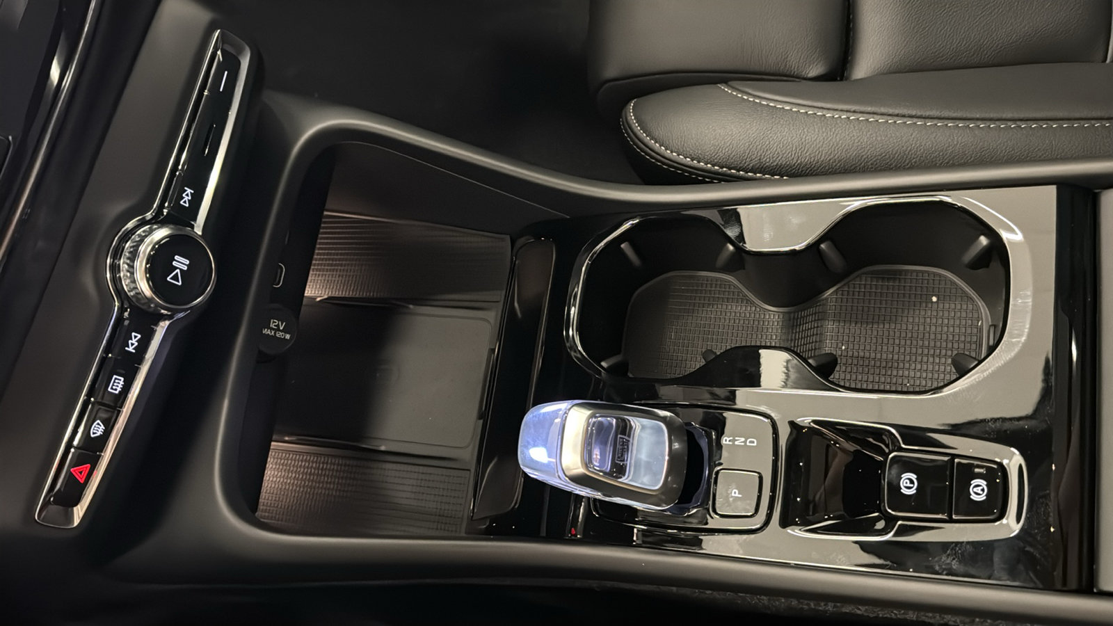 New 2026 Volvo XC40 B5 Ultra w/ Climate Package AWD/4WD image 19