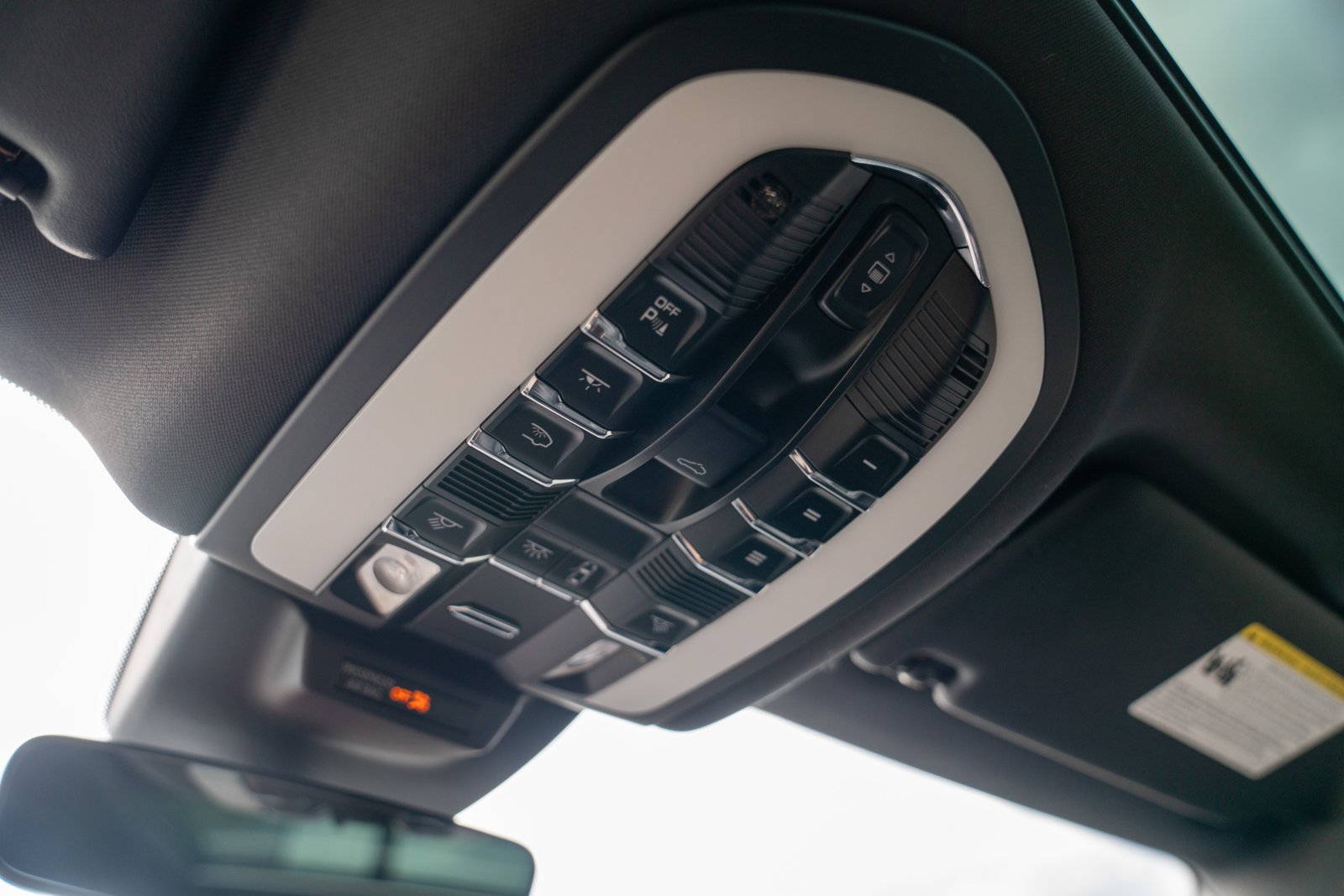 Certified 2023 Porsche Macan Turbo AWD/4WD image 21