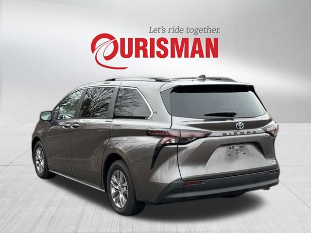 Used 2024 Toyota Sienna XLE image 4