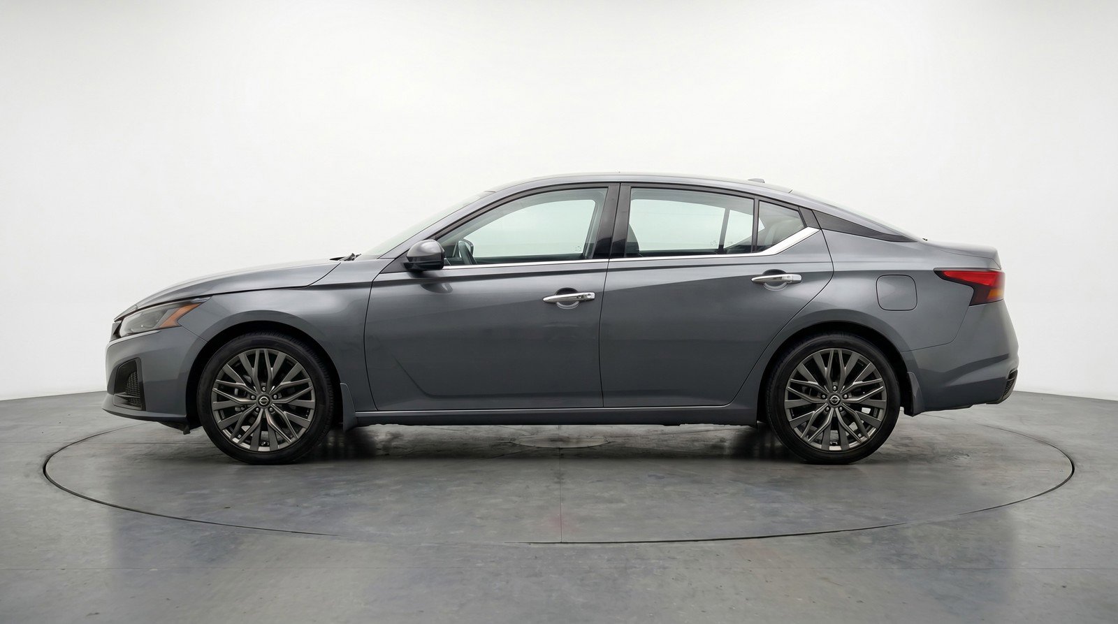 Used 2025 Nissan Altima 2.5 SV FWD image 5