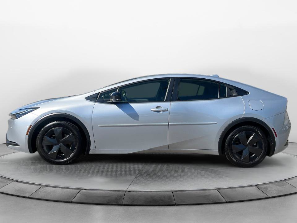 Used 2025 Toyota Prius LE FWD image 4