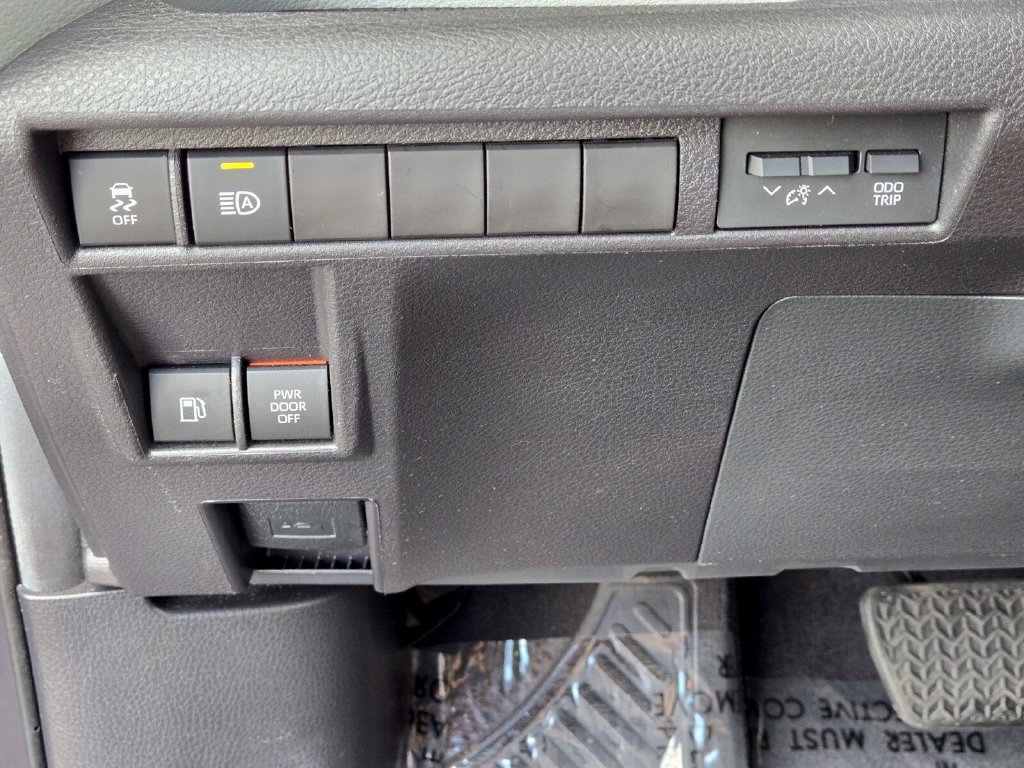 Used 2025 Toyota Sienna XLE FWD image 32