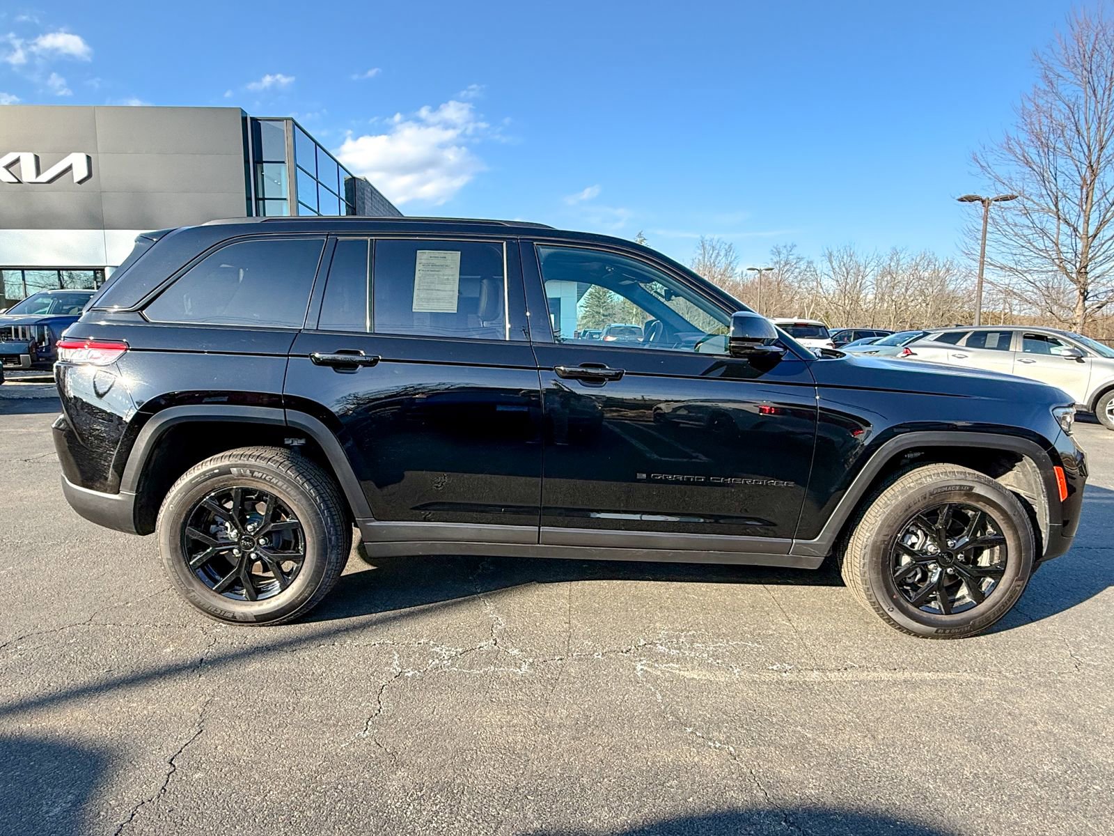 Used 2025 Jeep Grand Cherokee Altitude image 4